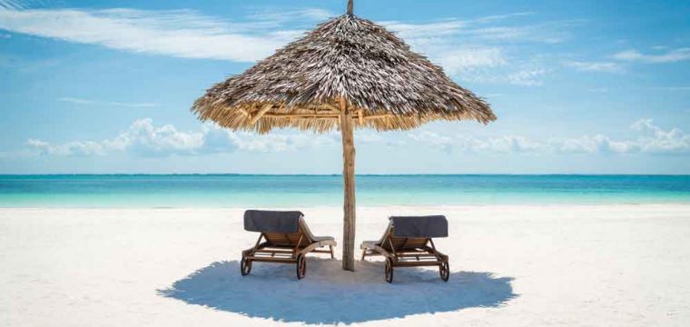 Zanzibar met strand en parasol